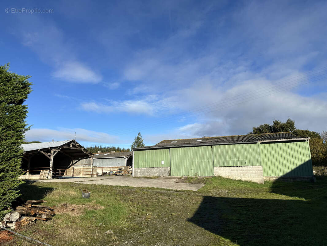 Parking à SAINT-LORMEL