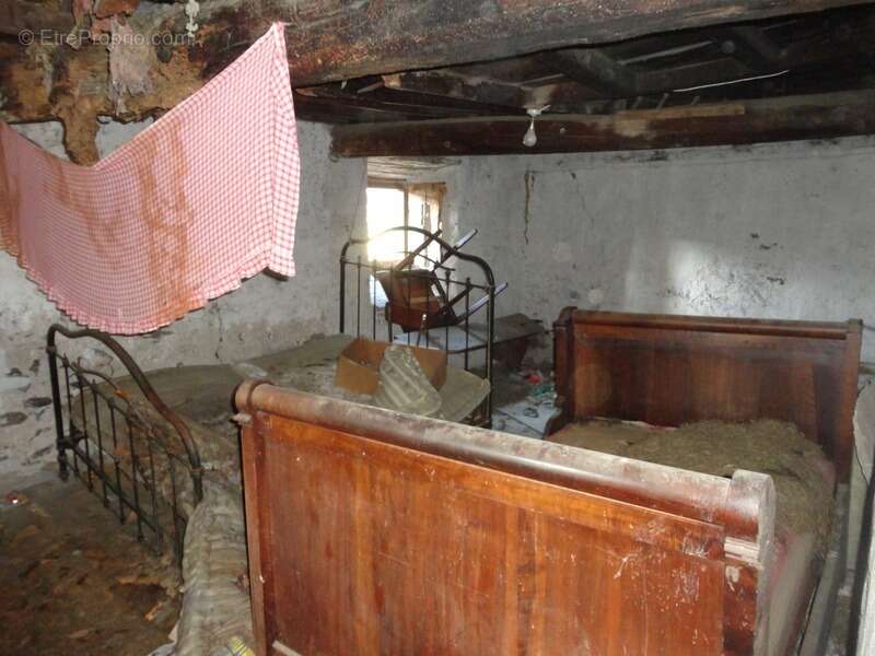 Dpt Pyrénées Orientales (66), à vendre JUJOLS Maison pierres 8 pièces 207 m² à rénover complètement sur terrain 185 m² - photo 4