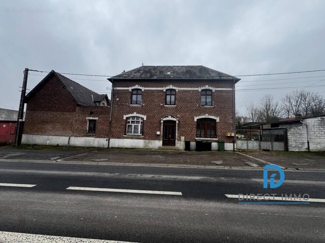 facade immeuble de rapport  - Appartement à SAILLY-SAILLISEL