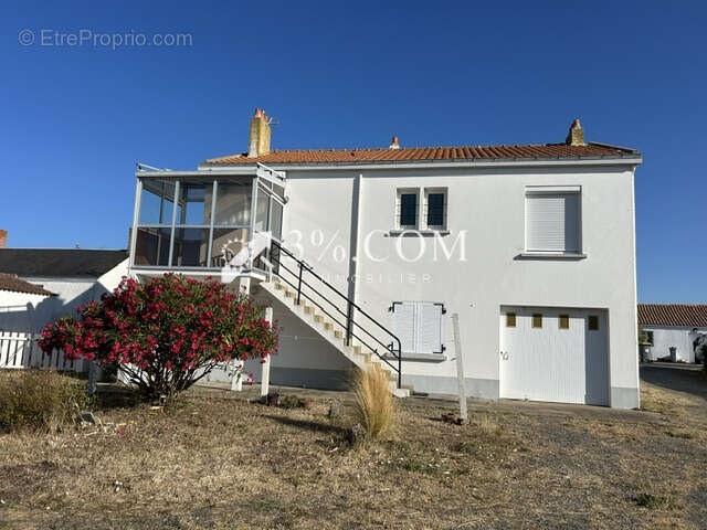 Maison de 117m2 avec deux garages et dépendances sur 960m2 d - photo 18