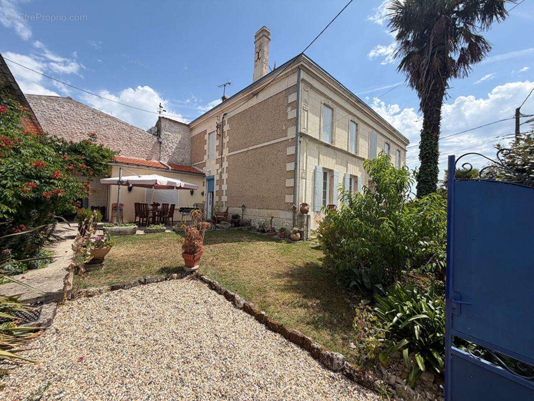 Maison Charentaise de 271 m2 avec 3581m2 de terrain - photo 2