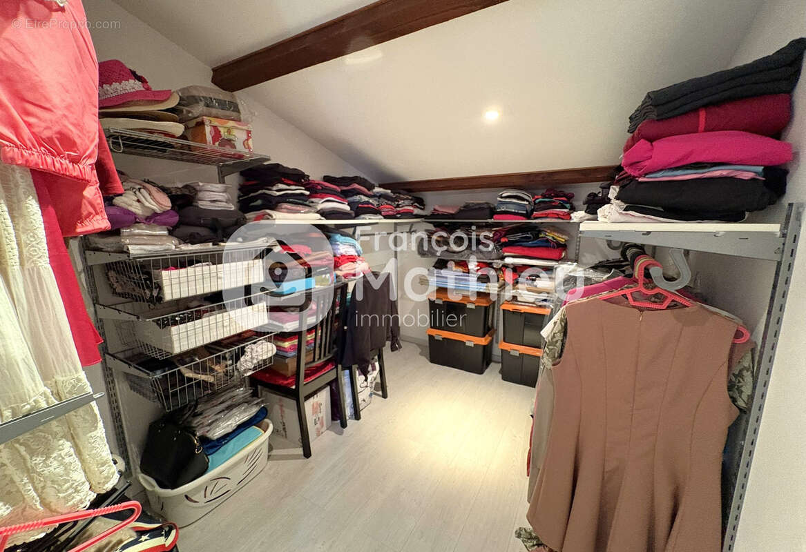 LE PLANTAY - Grande maison 4 chambres et bureau avec grand garage sur 696 m2 de terrain - photo 16