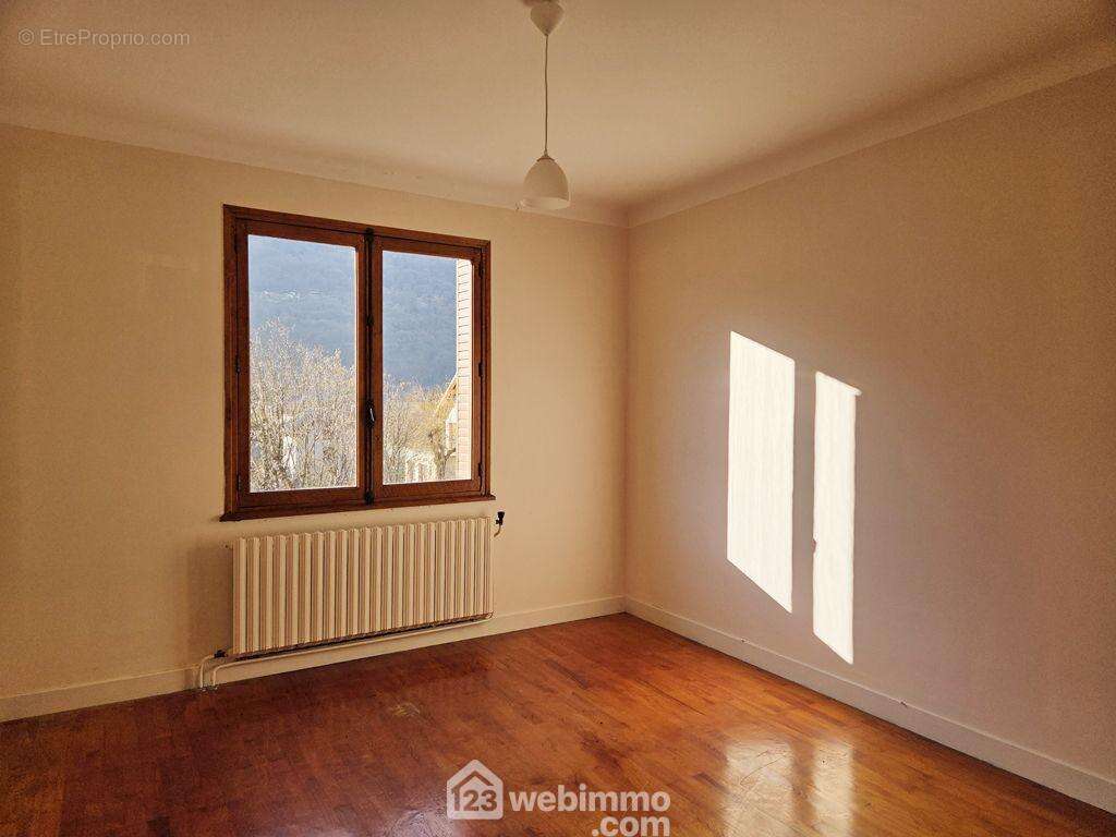 ses 2 chambres de 14m² et 17m², - Maison à LA BATHIE