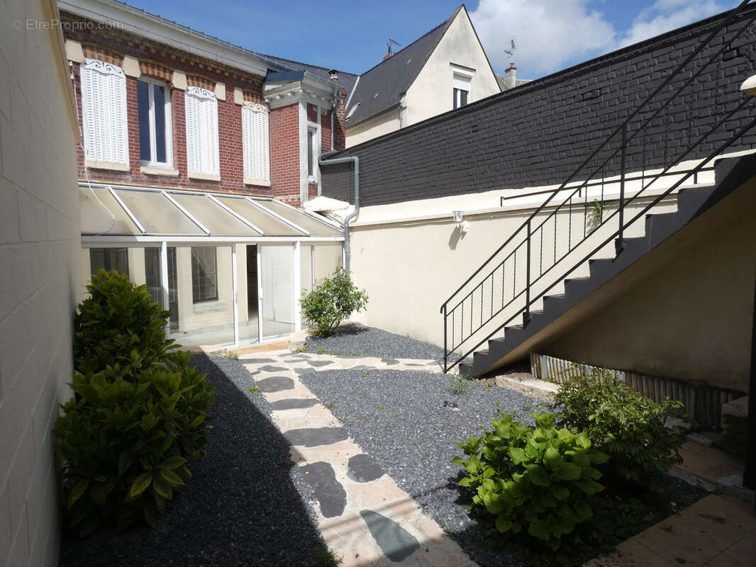 Charme de l'ancien et volumes généreux   Maison de ville avec jardin et dépendances - photo 2