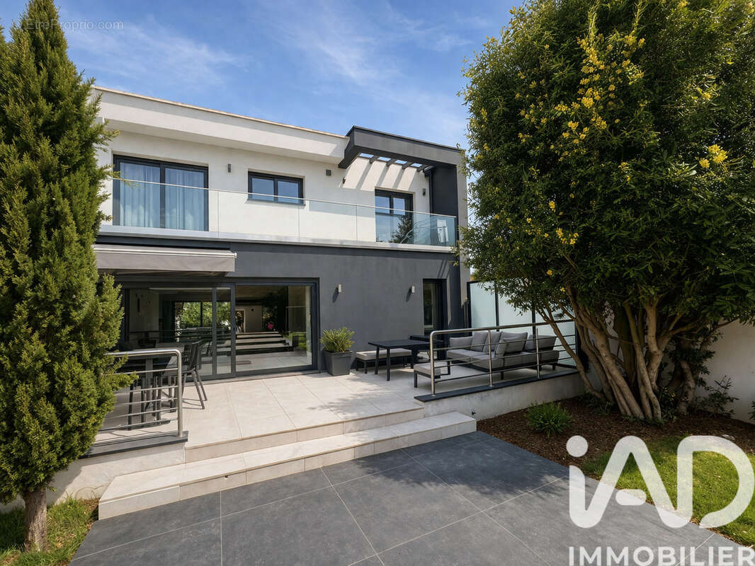 Maison 183 m² à Sainte-Genevieve-Des-Bois  - photo 2
