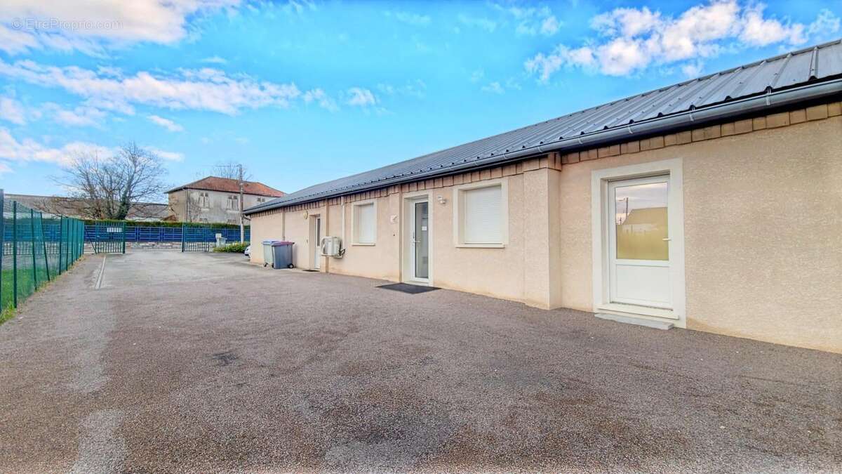 Local commercial À Vendre 156 m² - photo 3