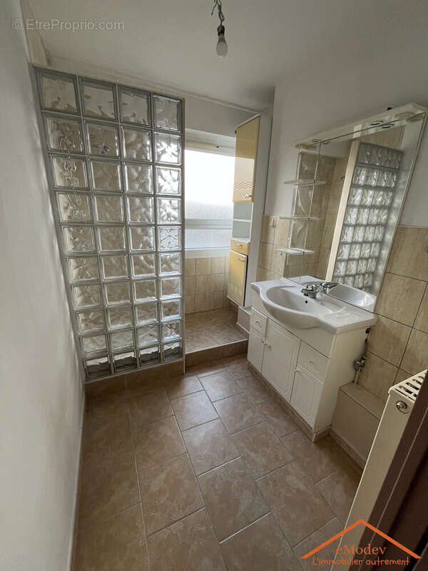 Salle d&#039;eau - Appartement à GOLBEY