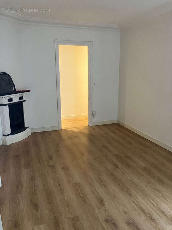 JOURDAIN - rue de belleville 3 p 54.41 m² 1er étage sur rue et cour - photo 2