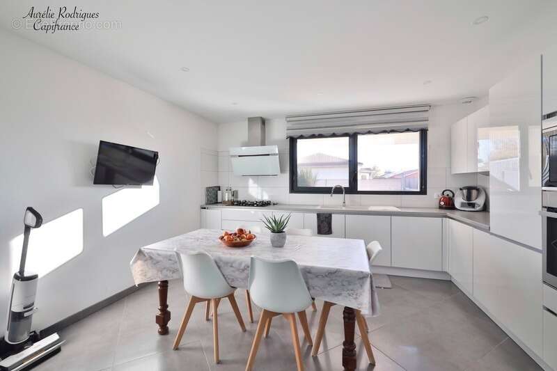 Maison à BAGE-LE-CHATEL