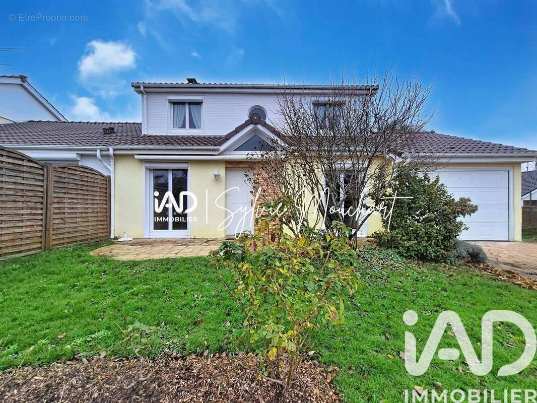 Photo 1 - Maison à LE MESNIL-SAINT-DENIS