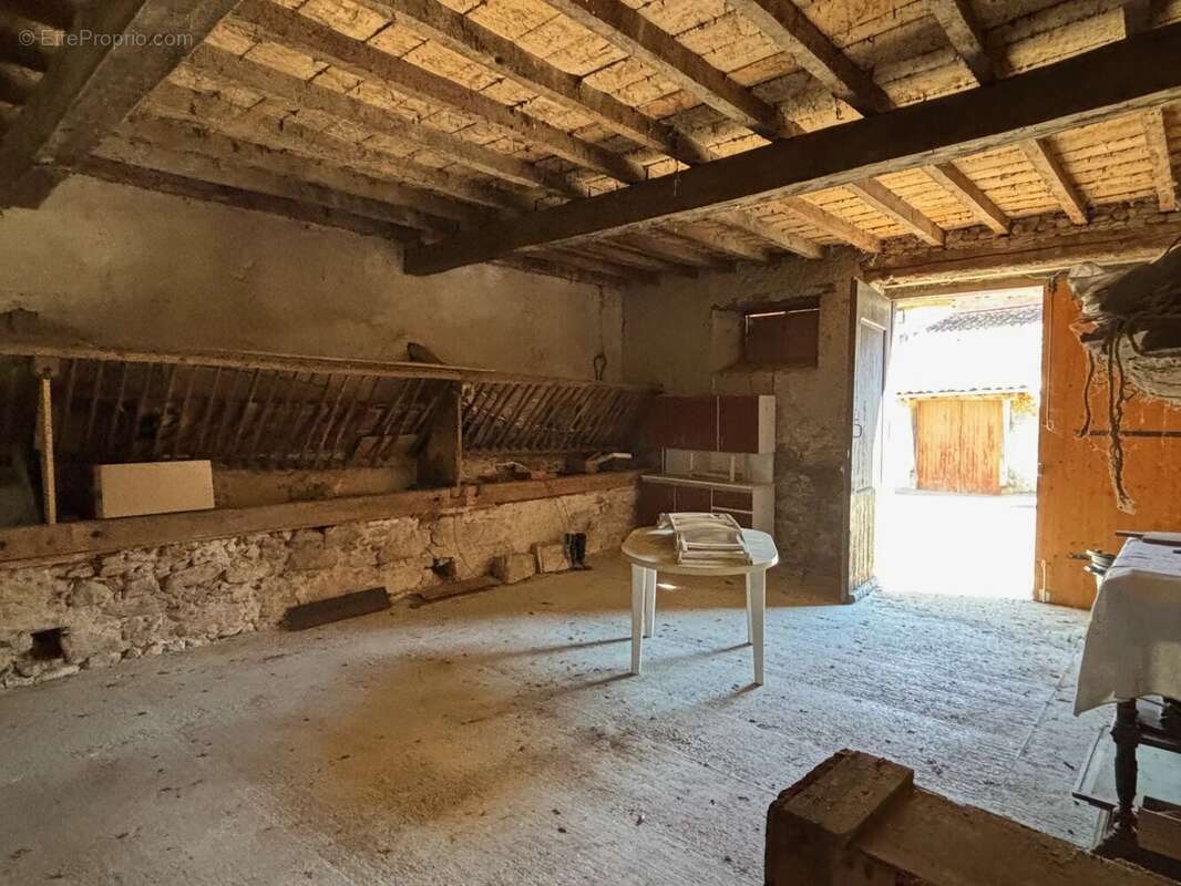 Maison à MONTBRUN-BOCAGE