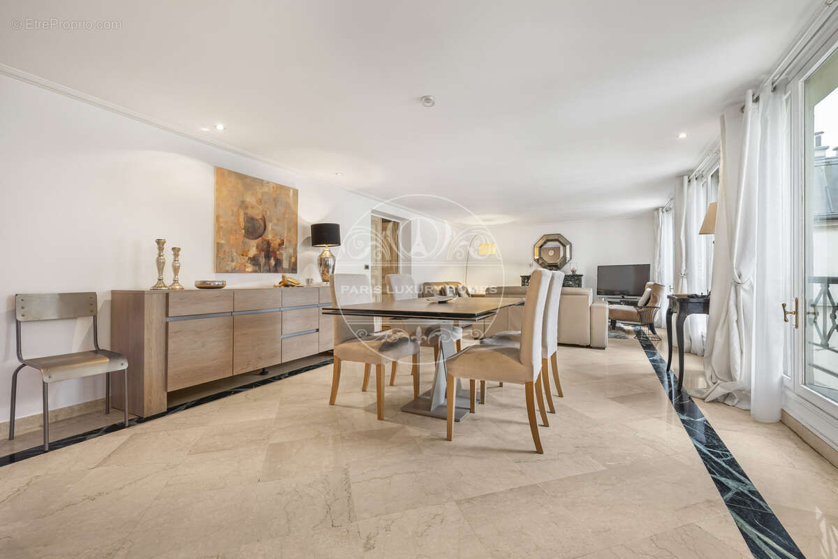 Appartement à PARIS-8E