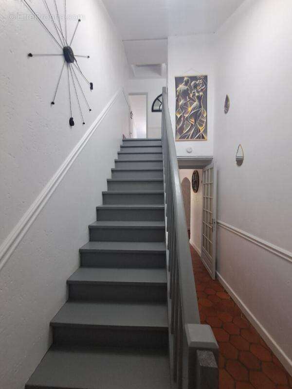 Vaste maison parfait etat de 245 m2 5 chambres  3 garages - photo 8