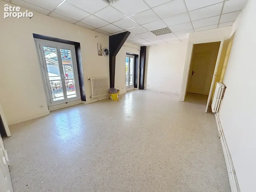 T2 lumineux de 49m2 au dernier étage   Vue dégagée et beau potentiel - photo 2