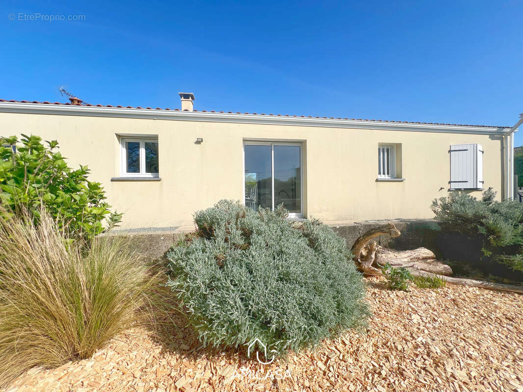 Maison à FAYE-SUR-ARDIN