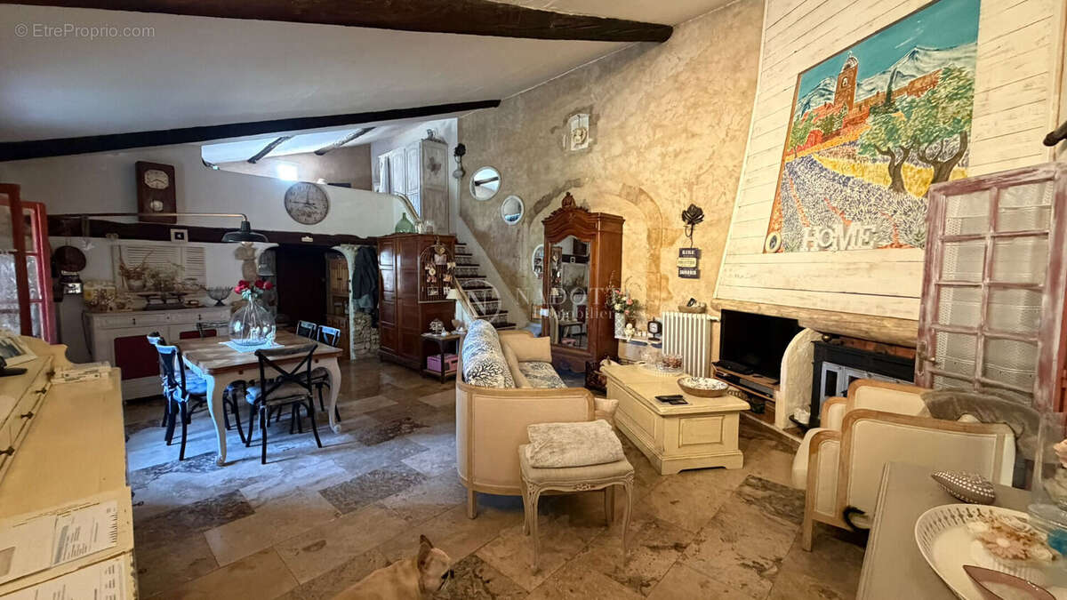 Maison à MENERBES