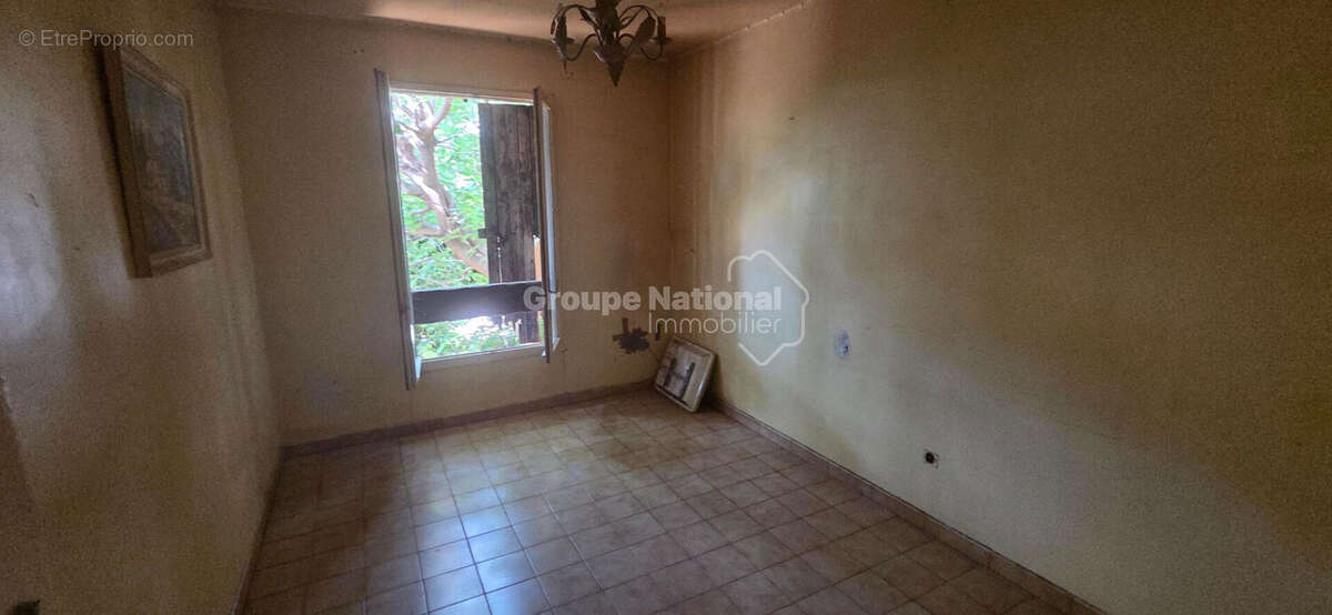 LES PENNES MIRABEAU, secteur calme et recherché, Villa de 100 m²  à rénover avec travaux de type 4 sur parcelle  de terrain de 4 - photo 13