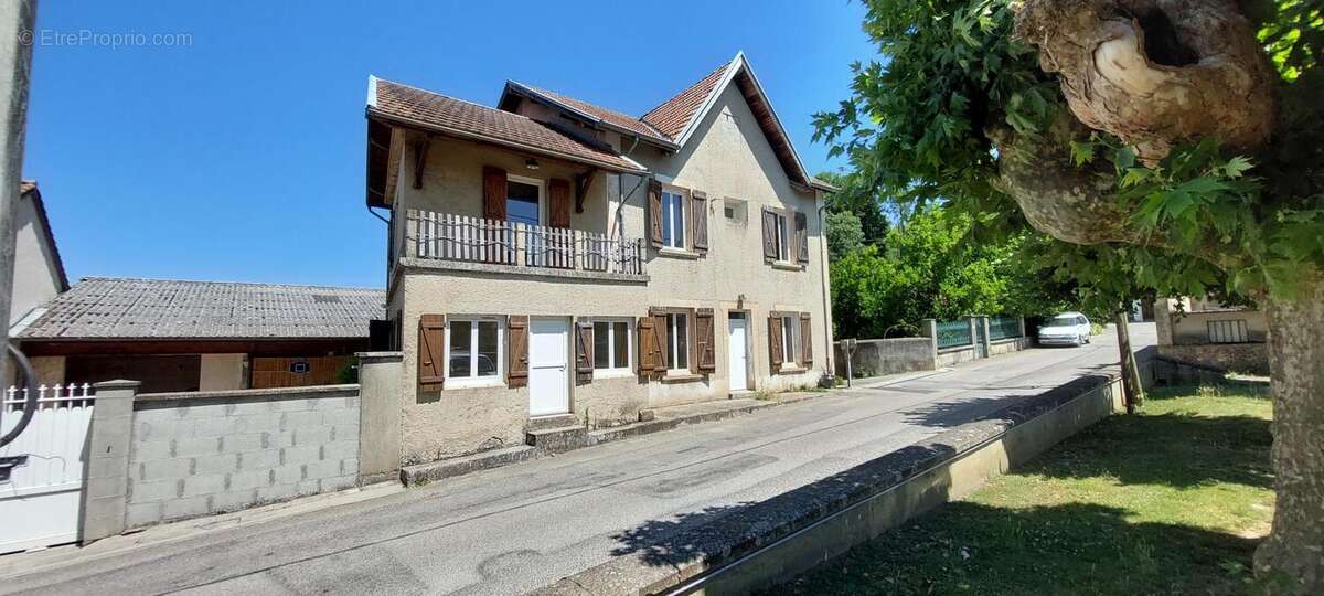 Maison 160 m² à Viriville  - photo 2