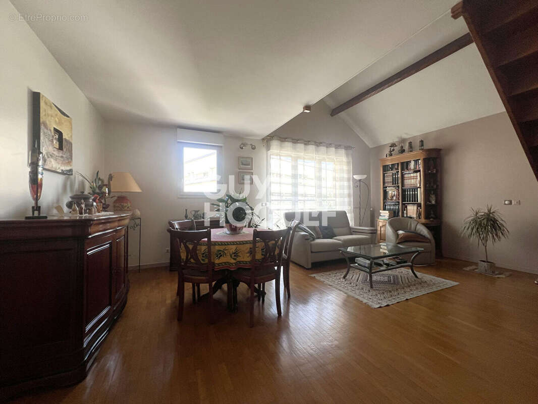 Appartement à COURBEVOIE
