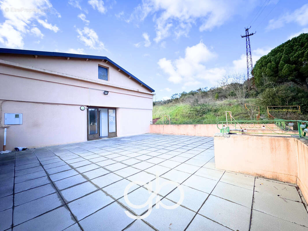 Immeuble de rapport 2 t4 + 7 garages   le bousquet-d'orb 34260 - photo 3