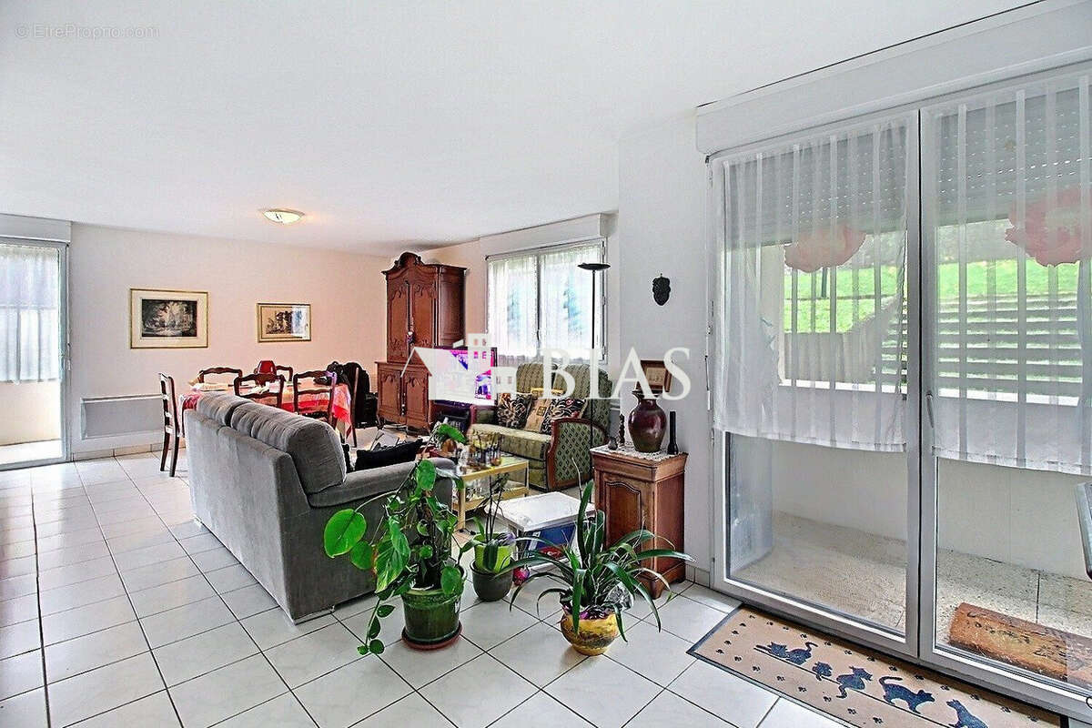 Appartement à BUCHY