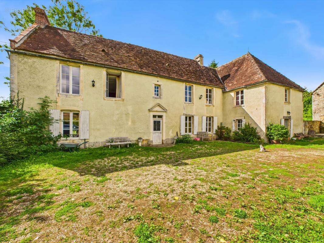 Maison à FONTAINE-LE-PIN