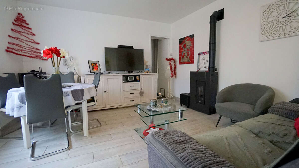 Maison à FOLLAINVILLE-DENNEMONT