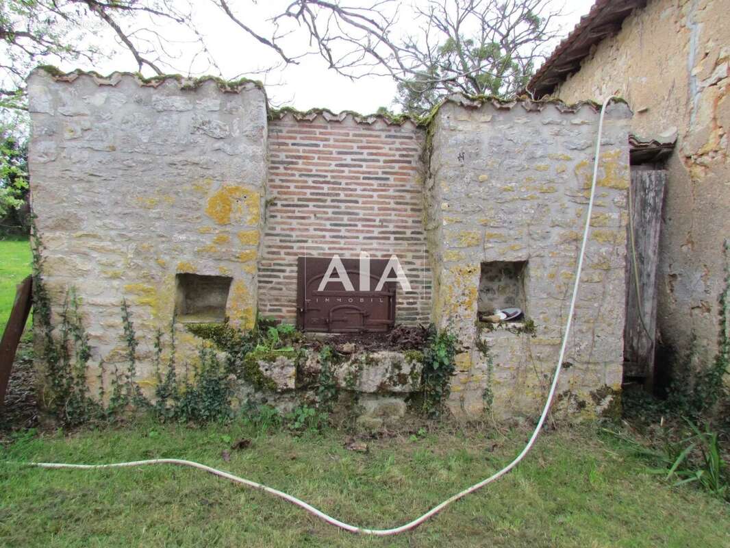 Maison à LES ADJOTS