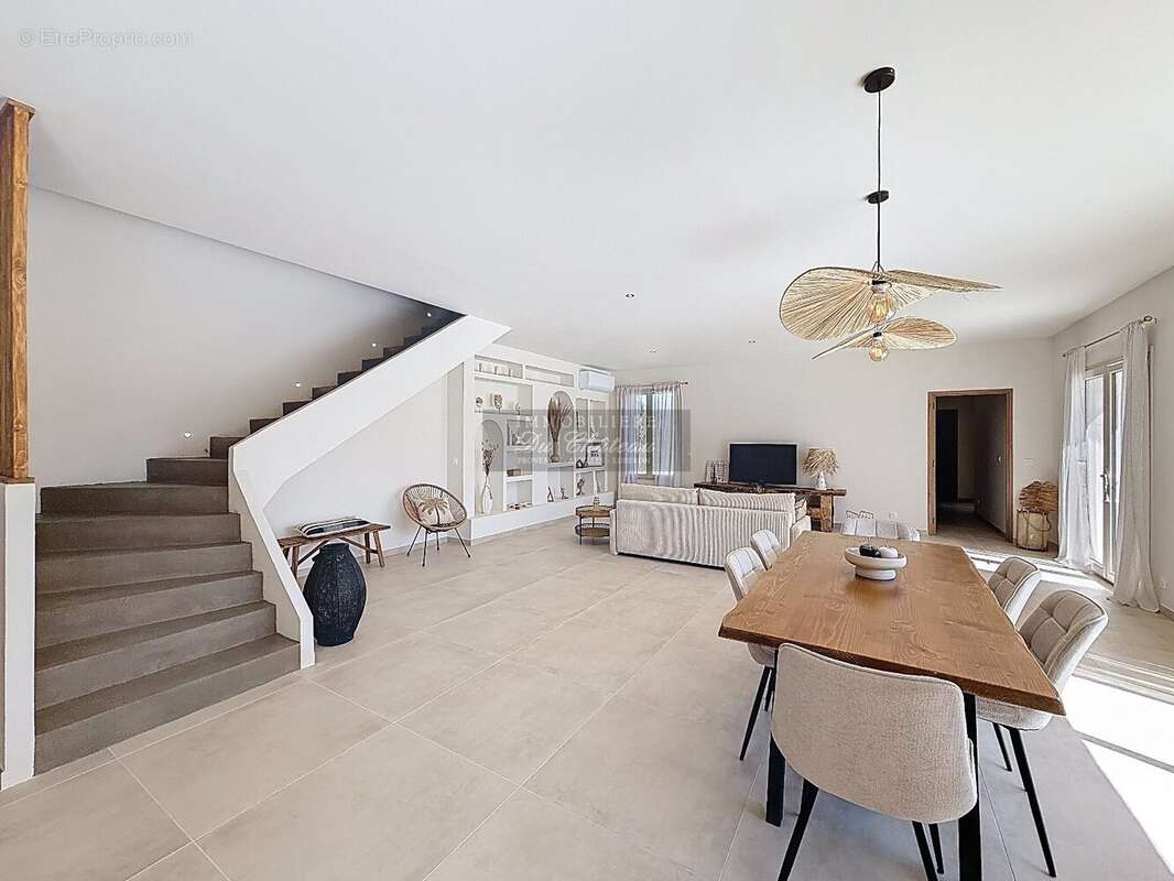 Élégante propriété en pierre neuve avec piscine et pool-house dans un environnement privilégié - photo 17