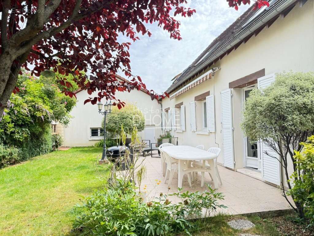 LIVERDY-EN-BRIE – Belle maison de maçon indépendante avec sous-sol total et jardin de 837 m² - photo 3