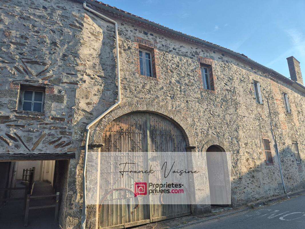 A VENDRE à Rochetrejoux en centre bourg, maison ancienne à rénover - photo 5