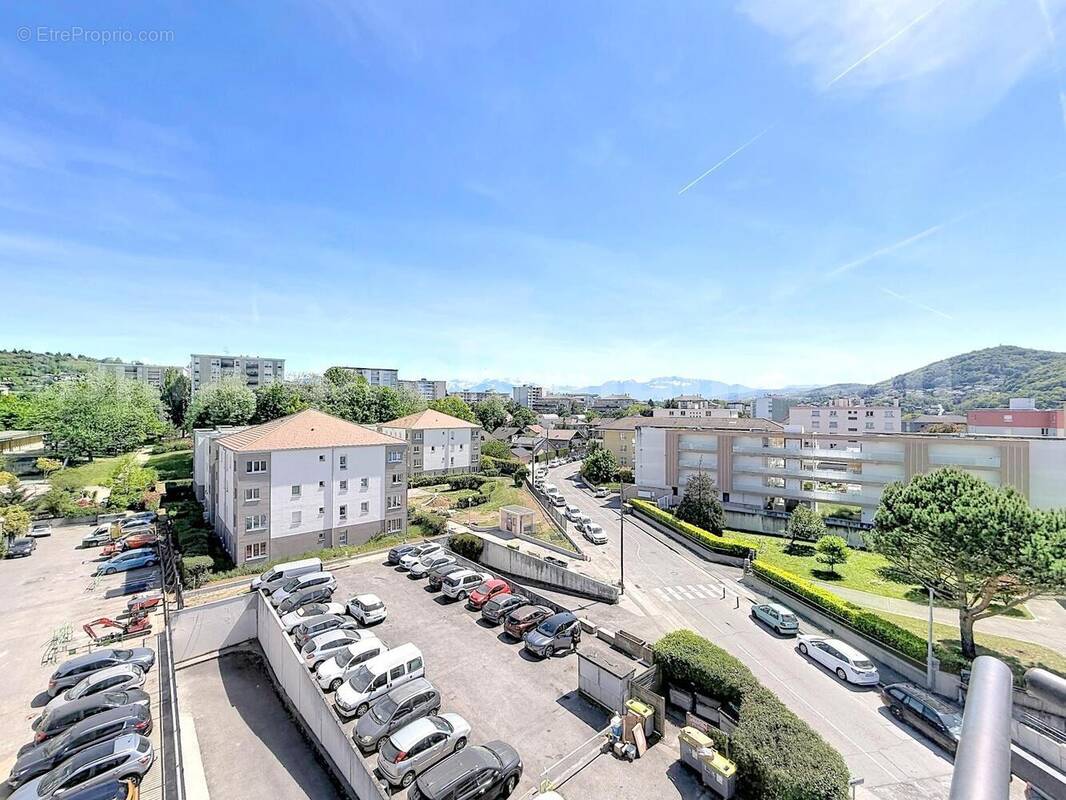 Appartement_T4_Annemasse_transformé_en_T3_Proche_Genève_Ceva_tram_Suisse_investissement_hyper_centre_Séjour_balcon_vue_ - Appartement à ANNEMASSE