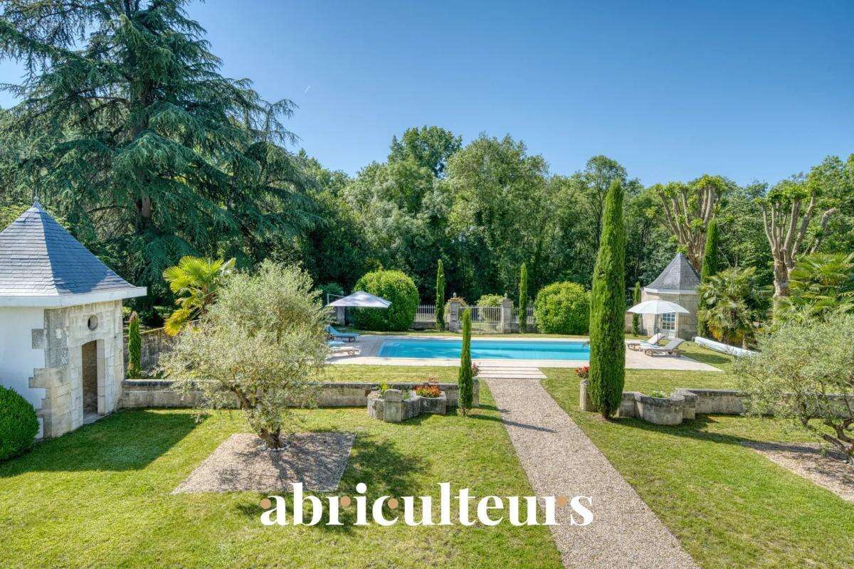 Demeure de 270 m² avec piscine à la vente à Saint-Laurent-de-Cognac (16100) - photo 2