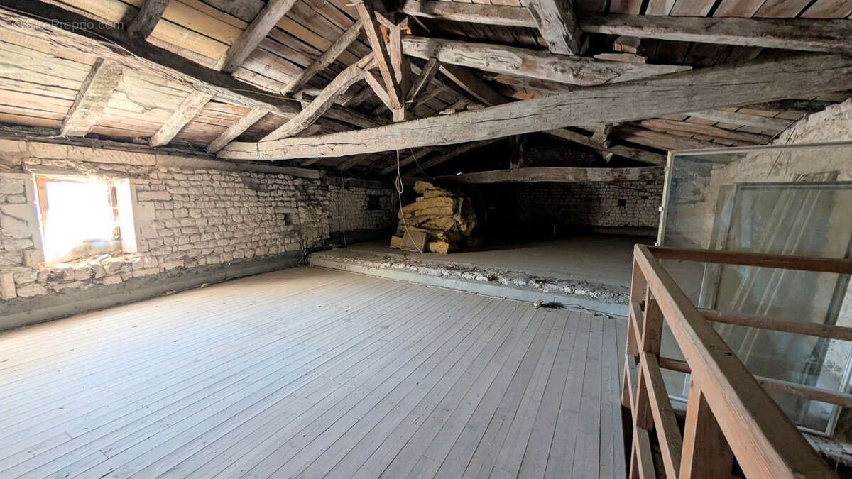 Maison à rénover proche de SEGONZAC (16) avec terrain - photo 9