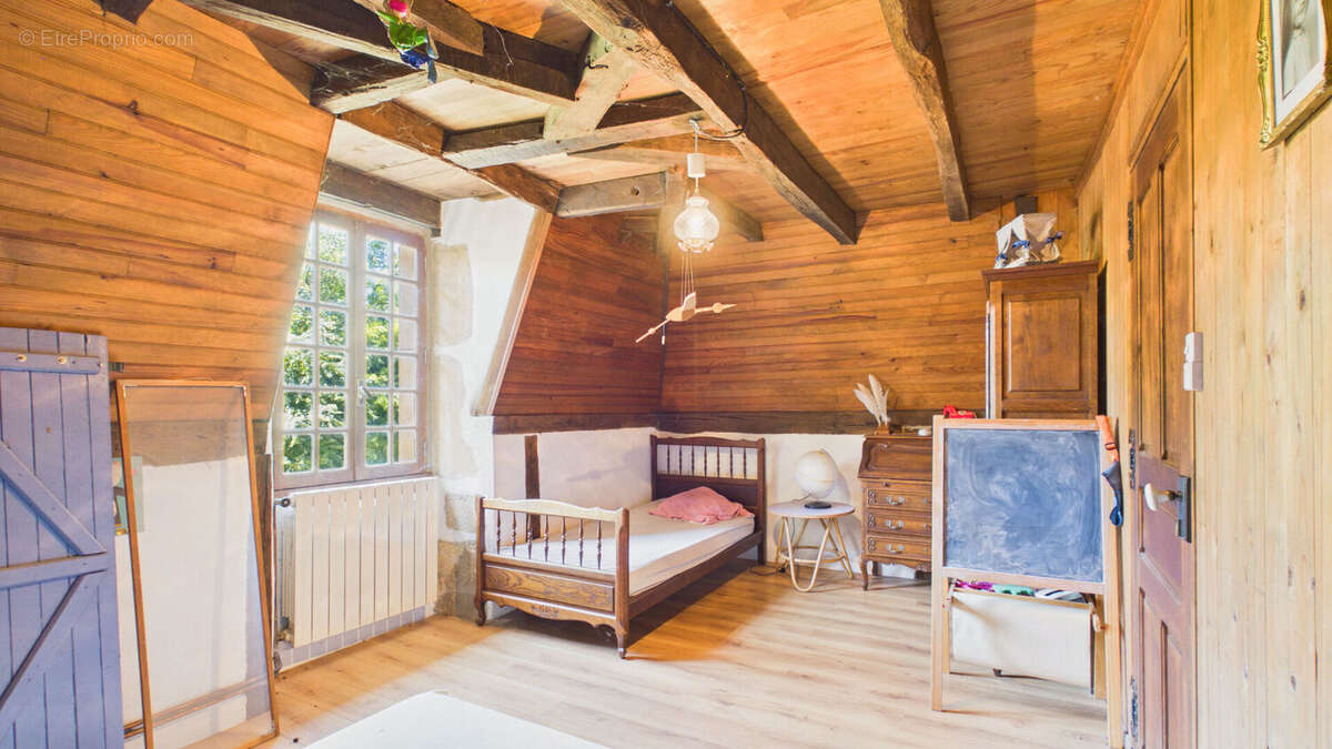 Maison de caractère de 200 m² avec dépendances et terrain de 6 800 m² - photo 16