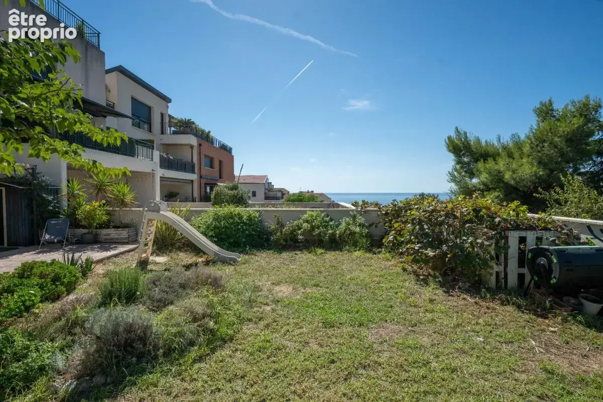 T3 avec jardin & vue mer + double garage fermée - L'Estaque - photo 12