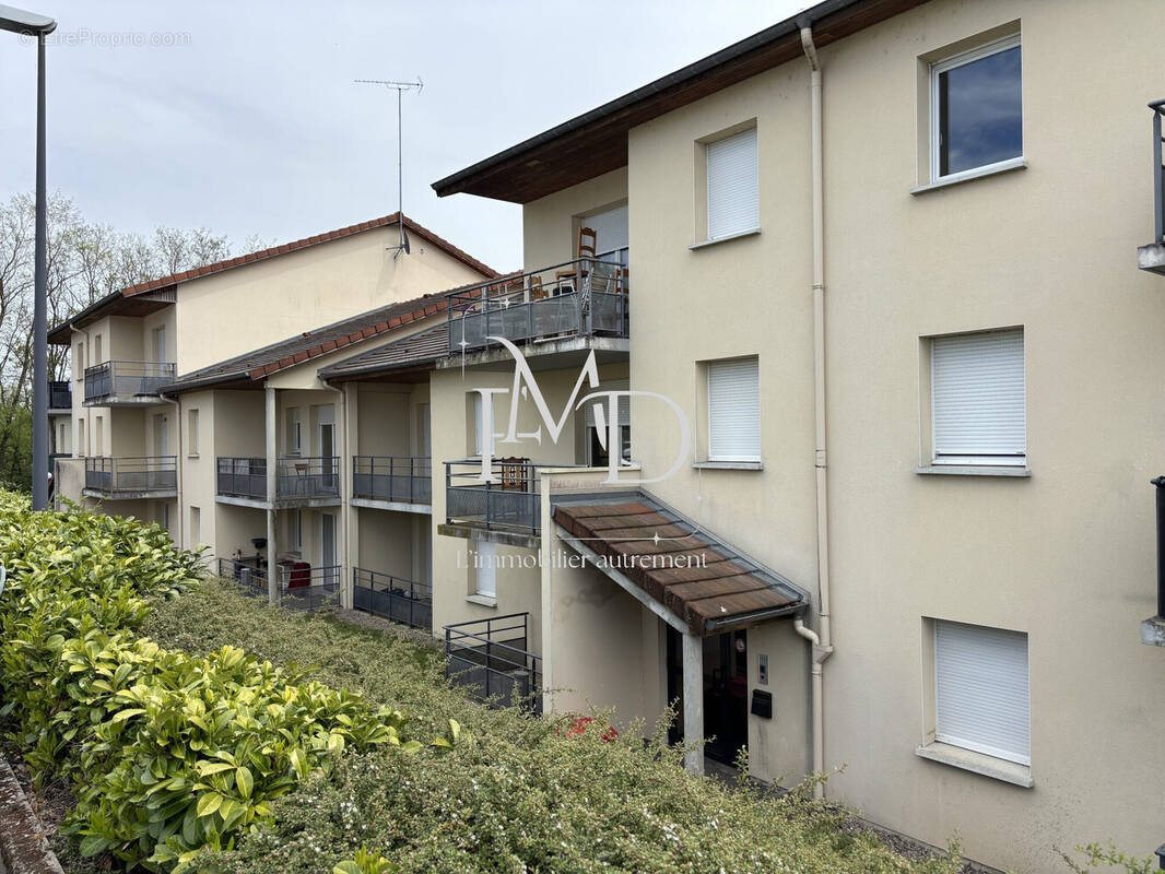 Appartement à CHARMES