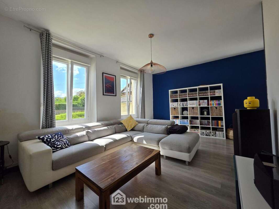 Un bel espace salon lumineux et chaleureux - Maison à VERNEUIL-SUR-SERRE
