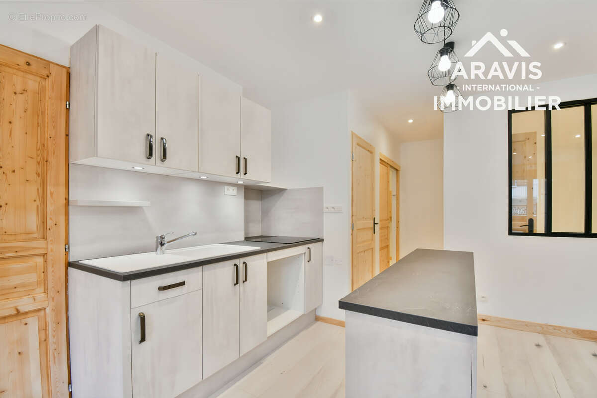 EXCLUSIVITÉ   Appartement entièrement rénové avec terrasse et stationnements - photo 2