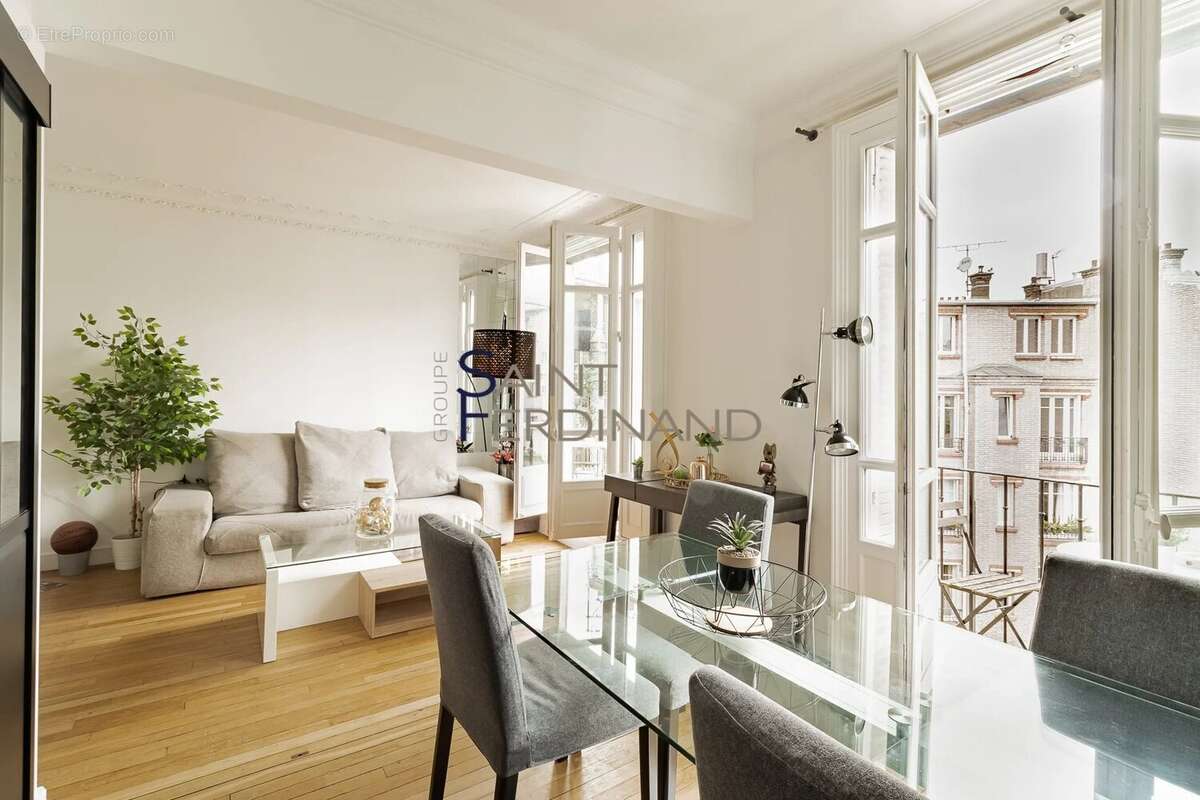 Appartement à PARIS-16E