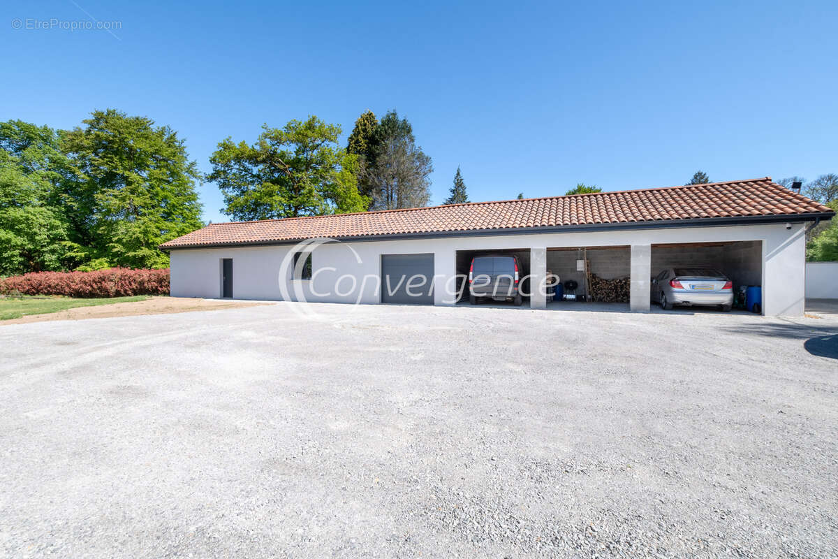 Maison récente de plain-pied   226 m2 - 5 chambres, garages. - photo 17