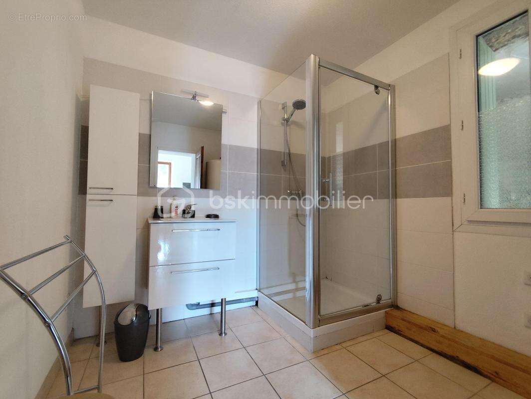 Appartement à LAMALOU-LES-BAINS