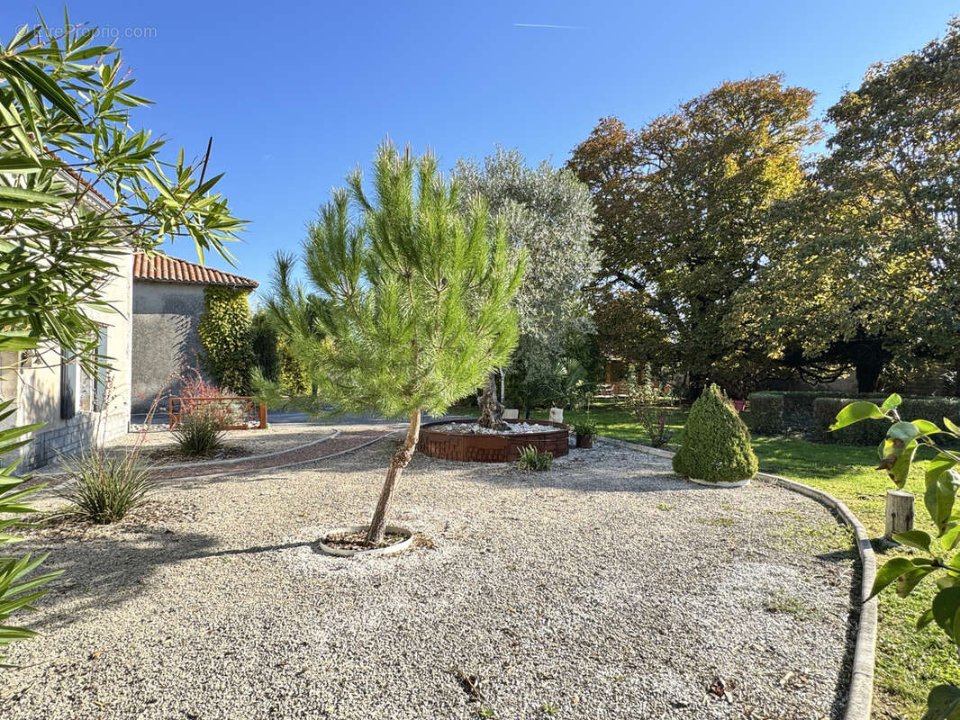 Maison à BARBEZIEUX-SAINT-HILAIRE