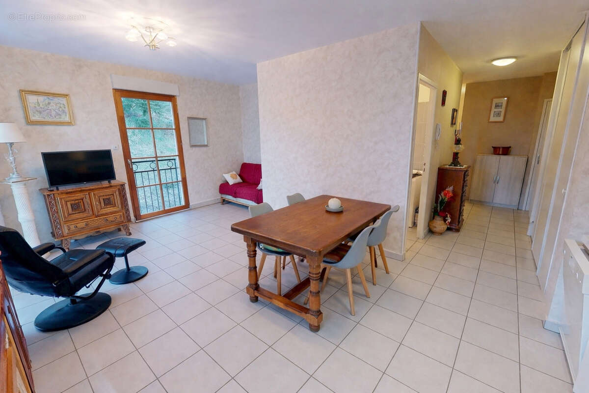 Appartement à SAINT-BONNET-LE-CHATEAU