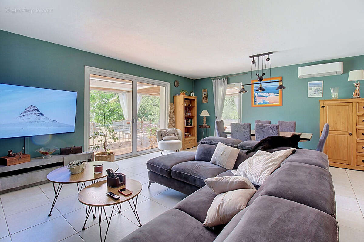 A VENDRE EN EXCLUSIVITÉ ! FIGANIÈRES Maison de plain-pied 126 m² 3 chambres Piscine et terrain de 2074 m² - photo 8