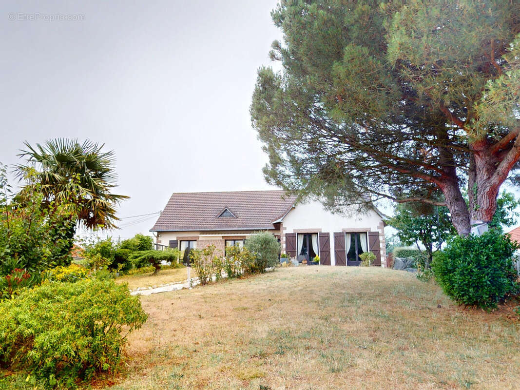 Maison familiale à Bréhal Plage   Sous-sol complet, grenier aménageable et beau terrain de 1 390 m2 - photo 2