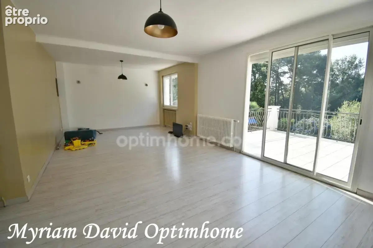 Maison familiale 171 m² – DPE C – 5 chambres – Terrain paysagé de 2 400 m² – Rostrenen - photo 3