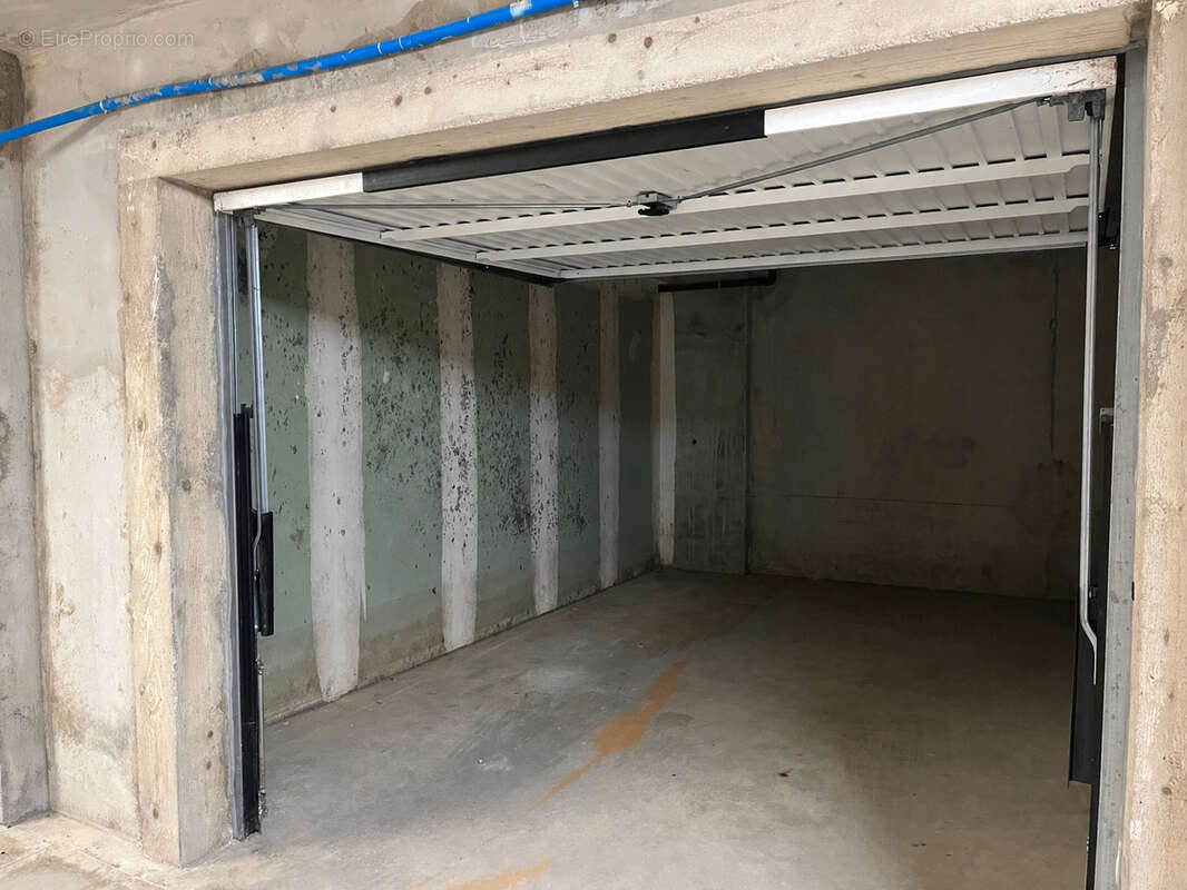 Parking à FLEURY