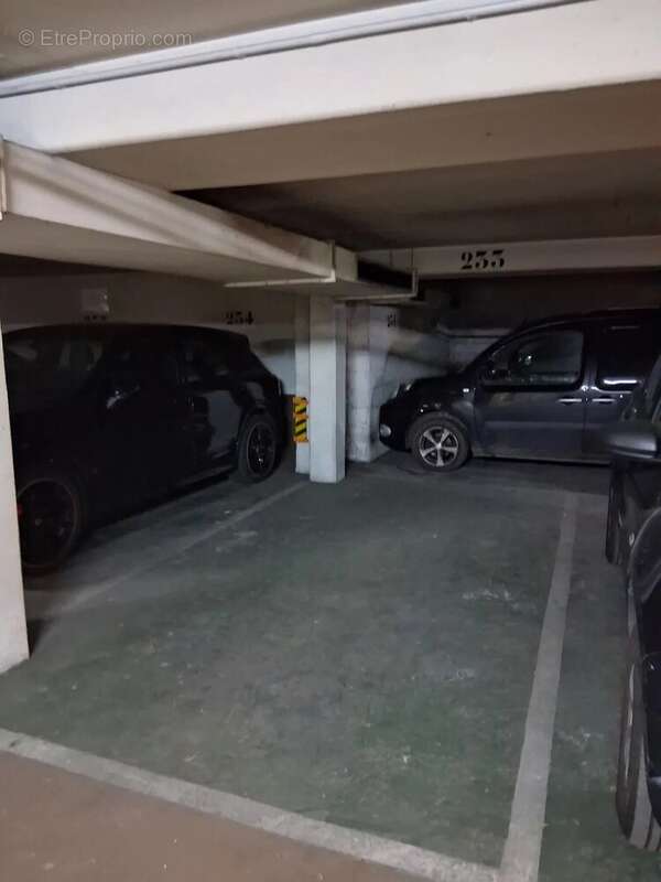 Parking à PARIS-9E