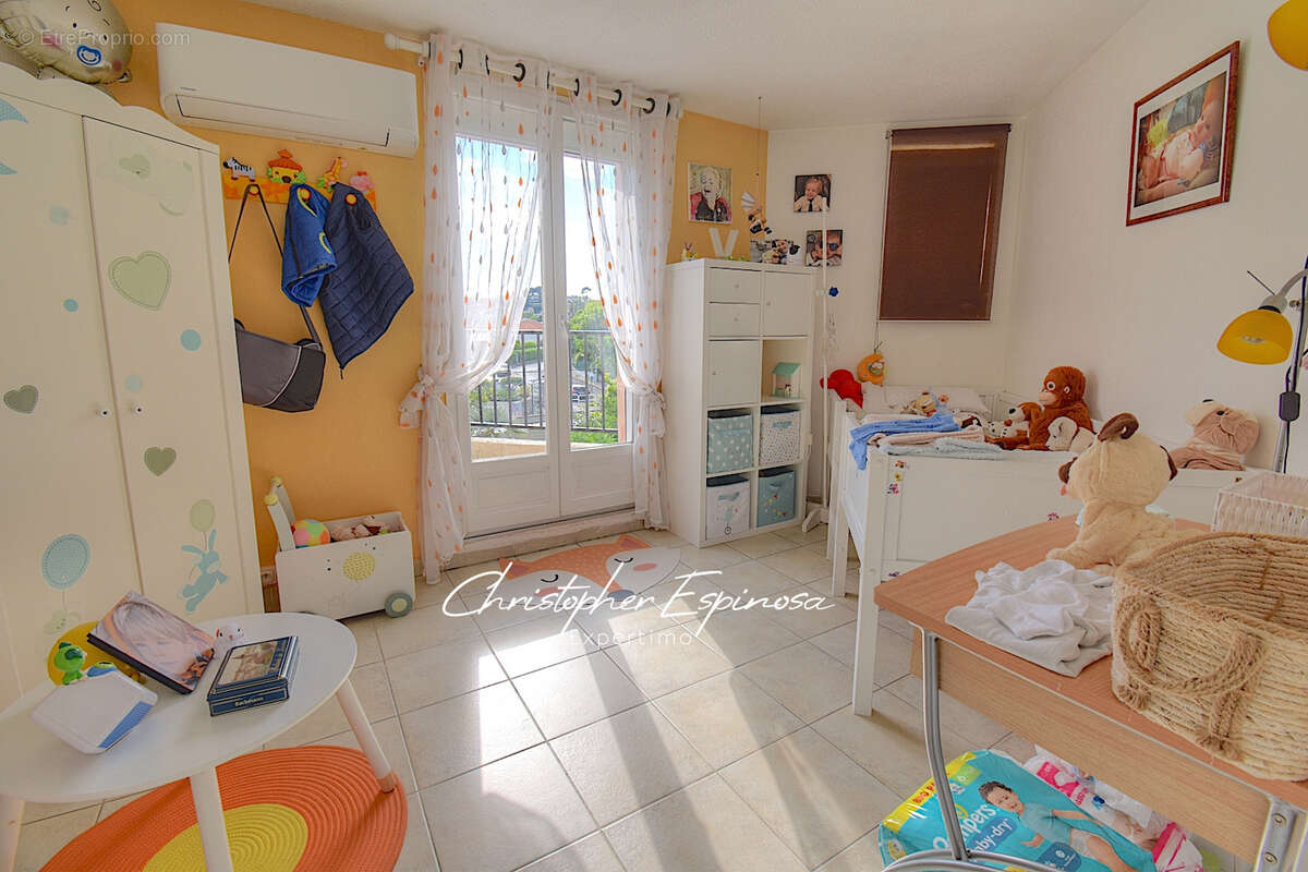 Antibes, villa jumelée de 88m2, terrain de 180m2, garage et parking privé. - photo 10